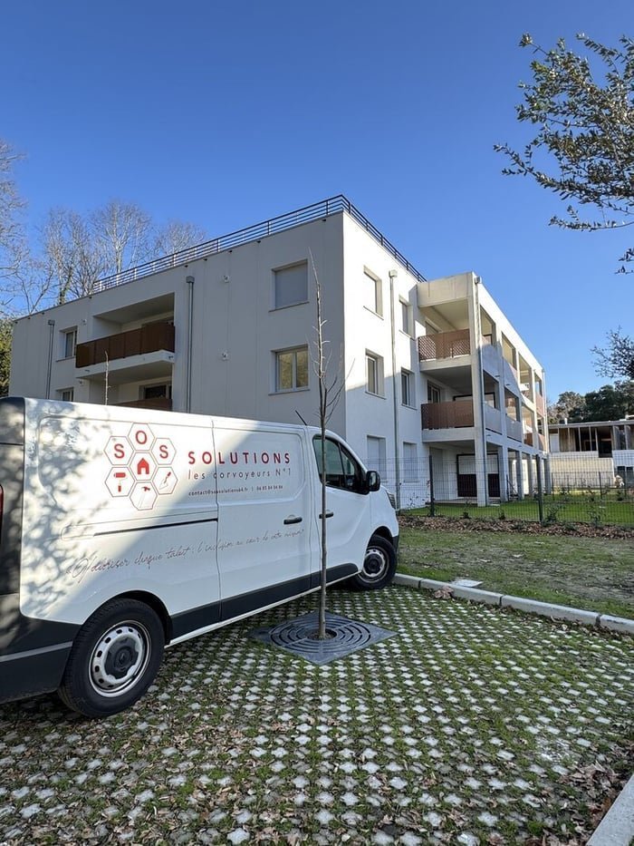 Camion SOS Solutions sur une résidence livrée