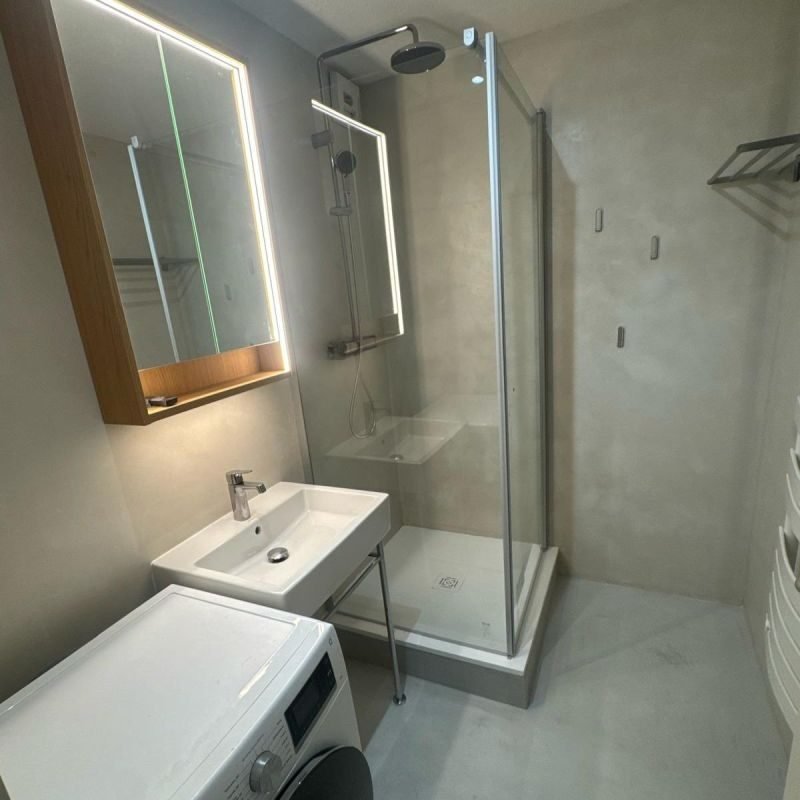 Salle de bain en béton ciré, résidence La Roseraie